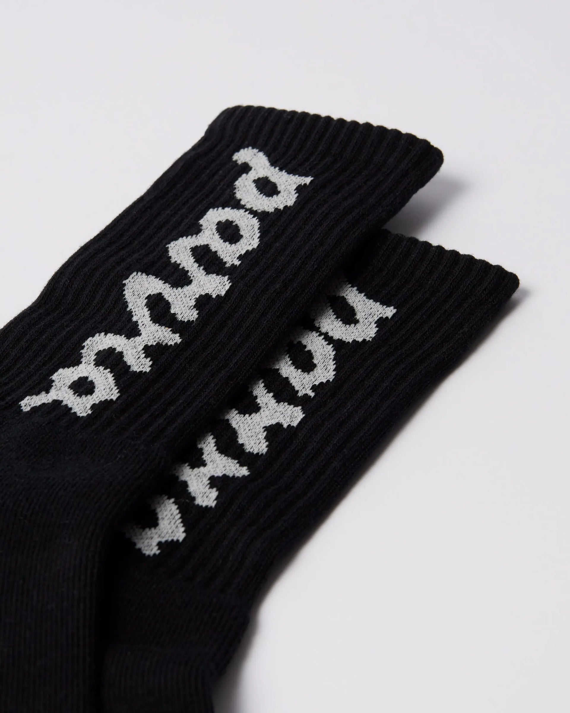 By Parra Lowercase scriptlogo crew socks (Black) By Parra